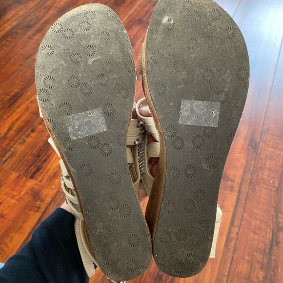 Gold studded wedge. - Picture 4 of 4